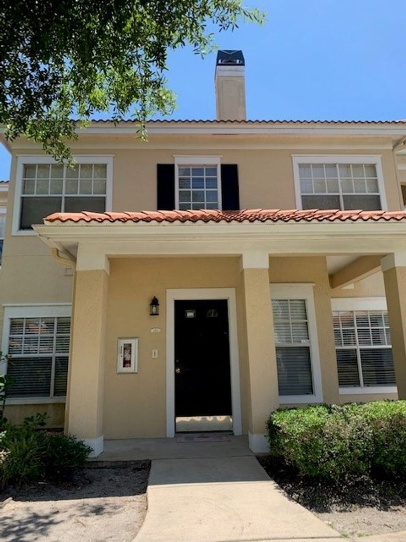 Sanford House: 1821 Arbor Lakes Circle