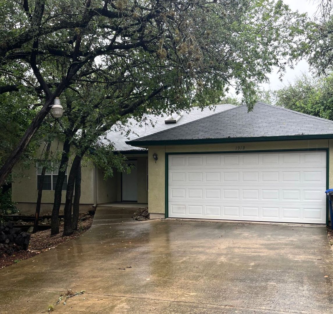 San Antonio House: 1918 Summerwood Dr
