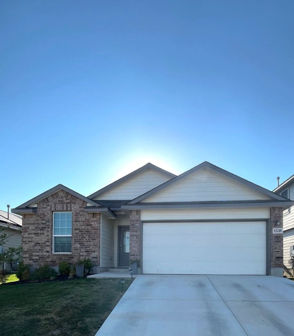 Saint Hedwig House: 13210 Desana Spgs