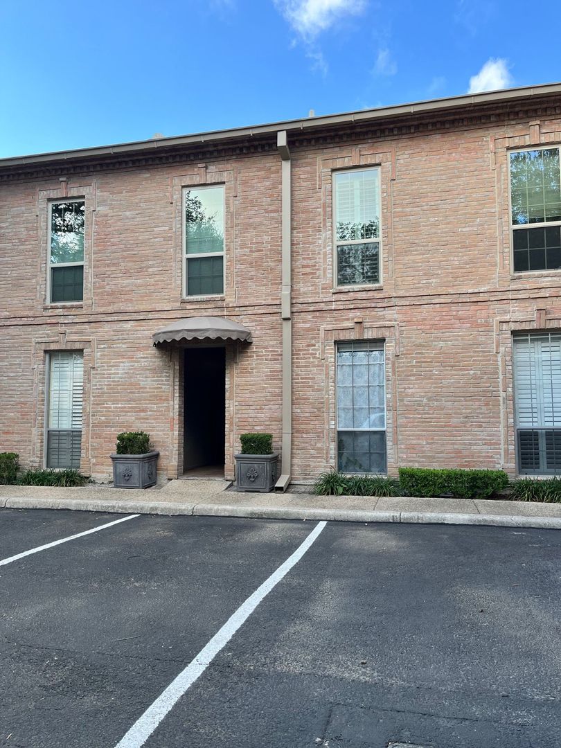 San Antonio House: 7707 Broadway