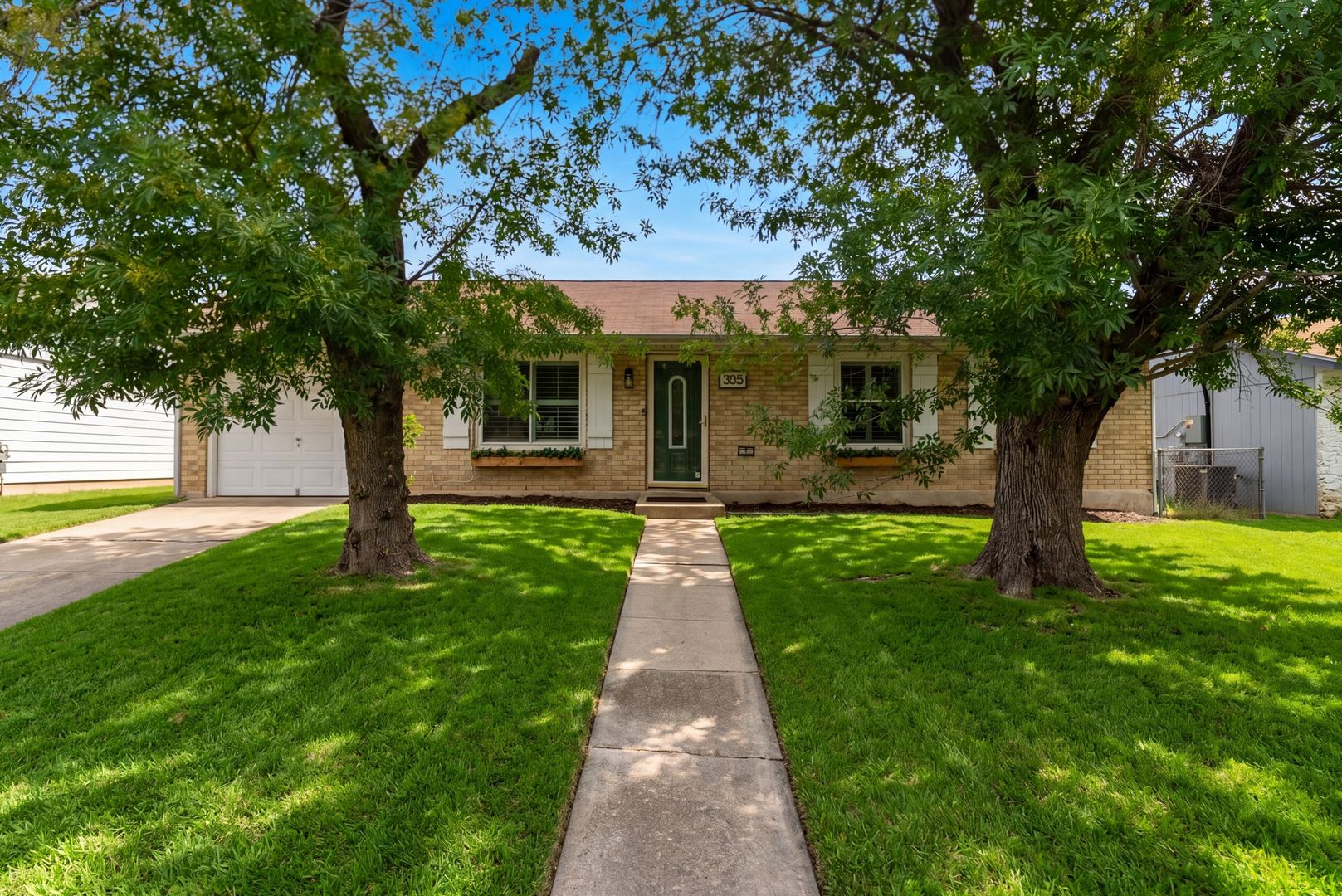 Converse House: 305 Jeanette Dr