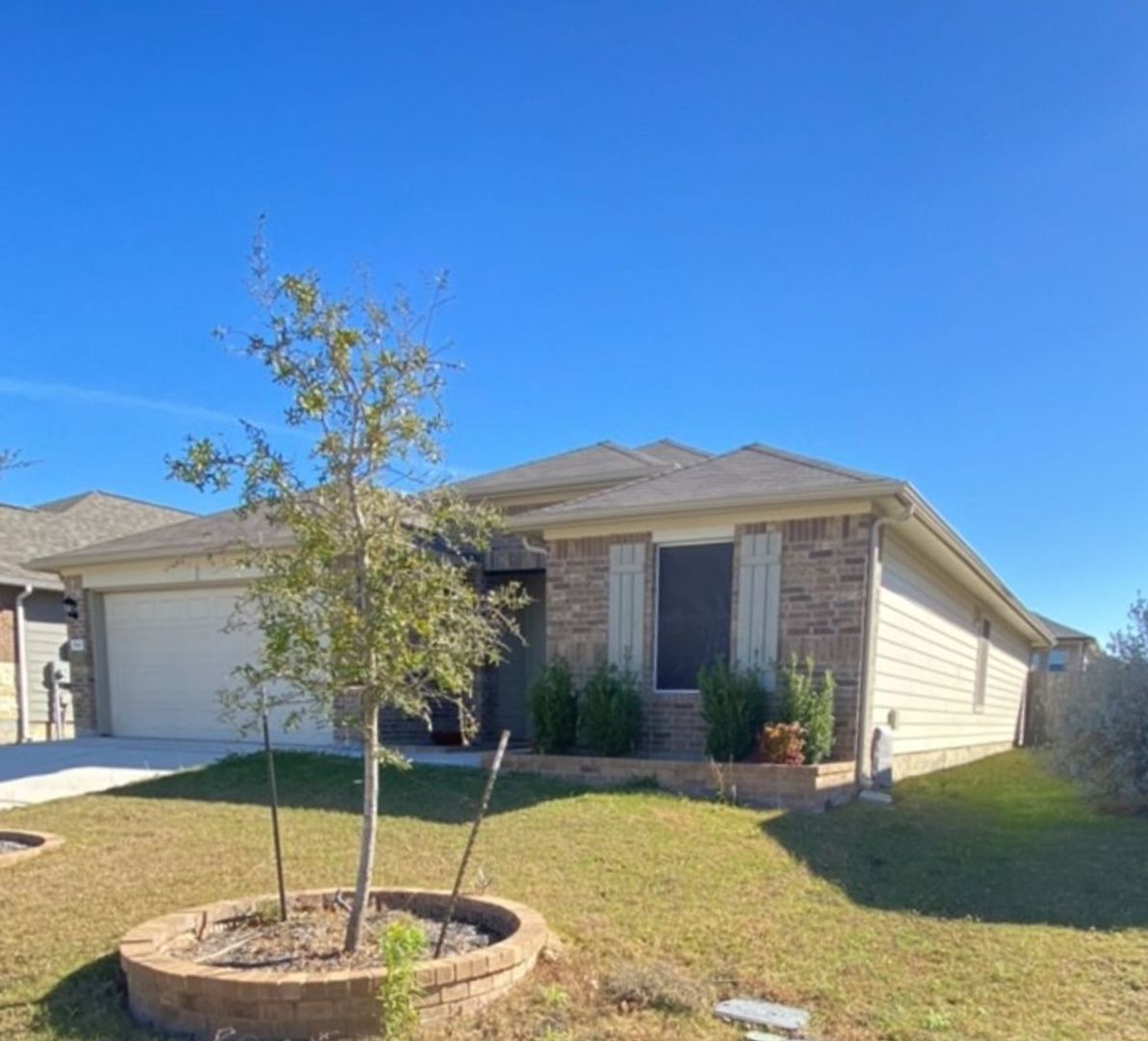 Seguin House: 844 Nodding Nixie