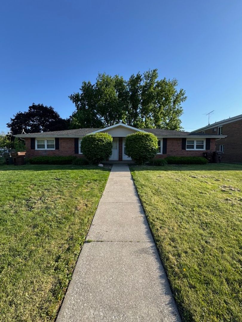 Manteno Apartment: 201-203 W 5th St