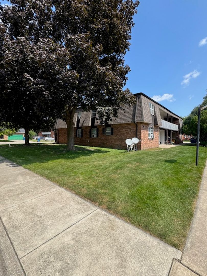 Momence Apartment: 404 Hickory Cir