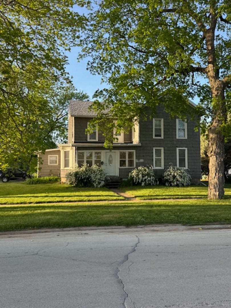 Momence Apartment: 302 E Washington