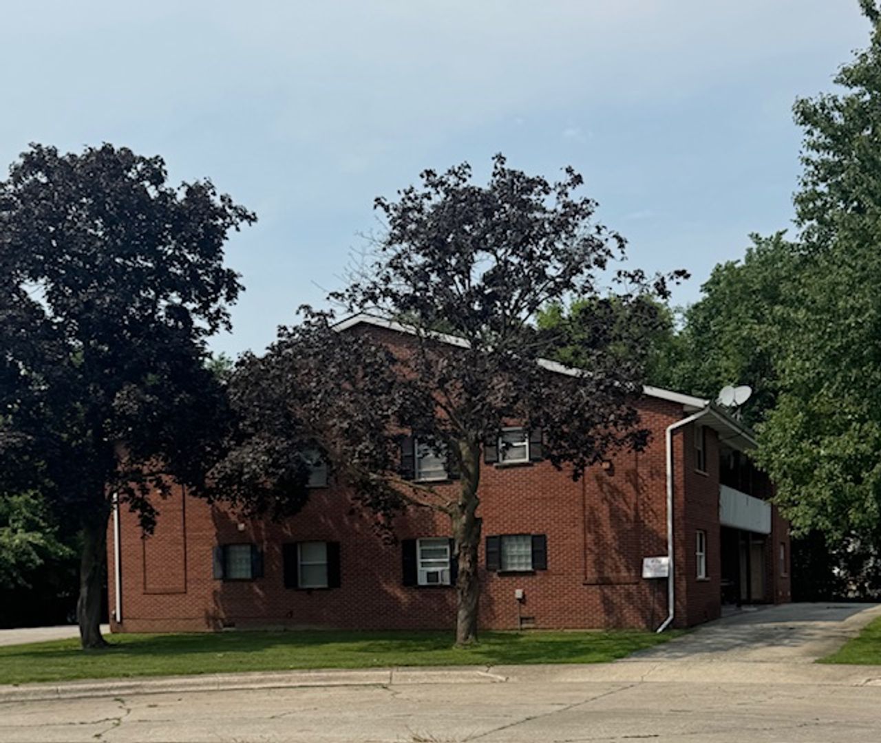 Momence Apartment: 410 Hickory Cir