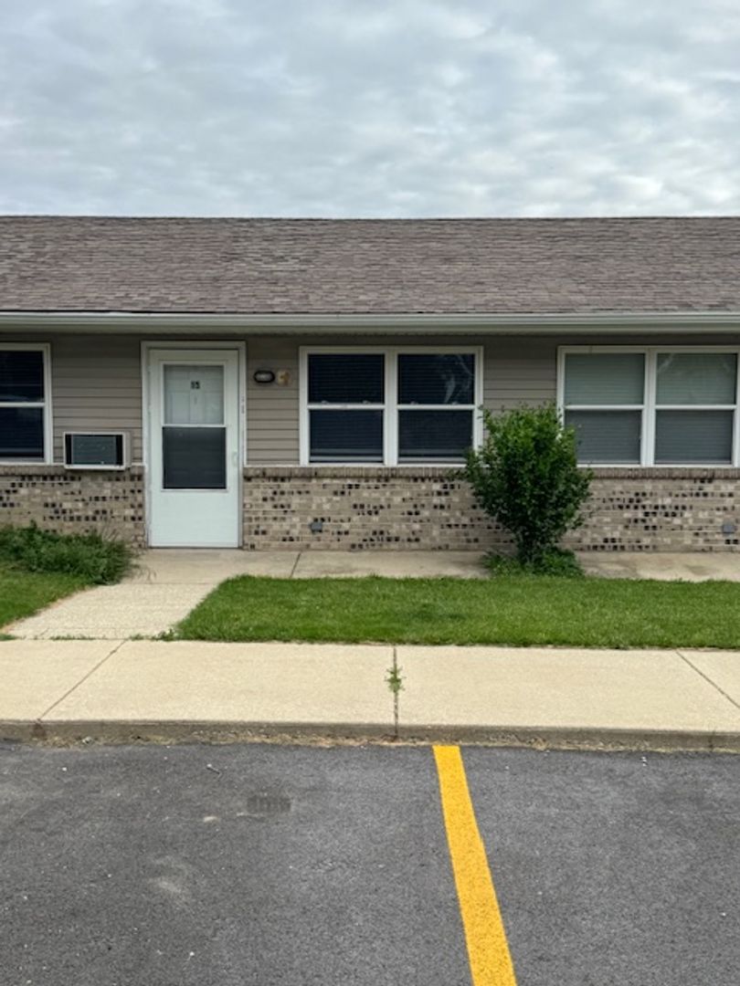 Manteno Apartment: 175 N McGuire Dr