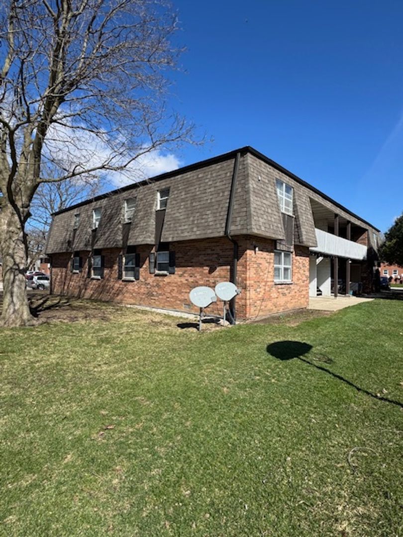 Momence Apartment: 404 Hickory Cir