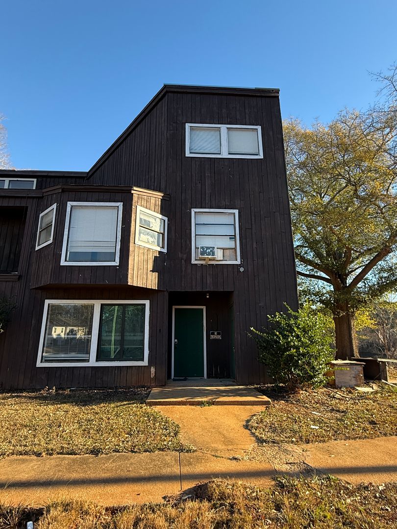 Decatur House: 2832 Shell Bark Road