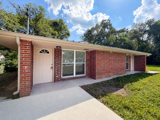2 Bedroom Duplex In Chattanooga | Spacious Living Room | Updated Bathroom | New Flooring | Section 8 Accepted – photo 1