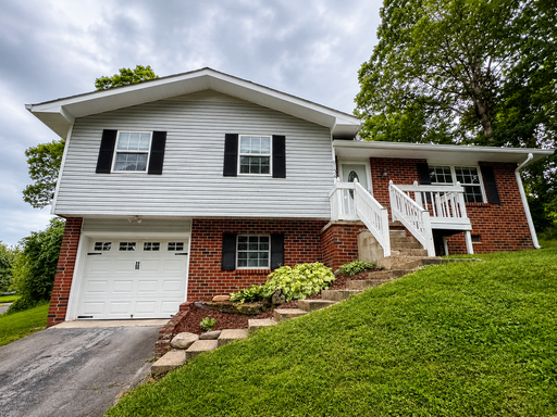 Charming 3-Bedroom Home With A Fenced Backyard & Screened Porch – photo 1