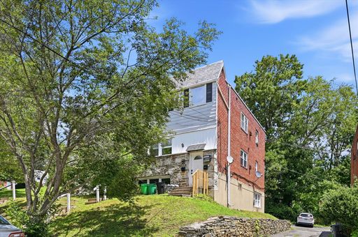 Updated 2 Bedroom Apartment Just Steps from Downtown Media – 1 Off-Street Parking Spot Included!