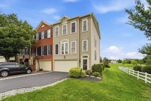 Beautiful 3B/2.5B End-Unit Townhome in Coventry Glen | 2-Car Garage | Available Oct. 1 – photo 1
