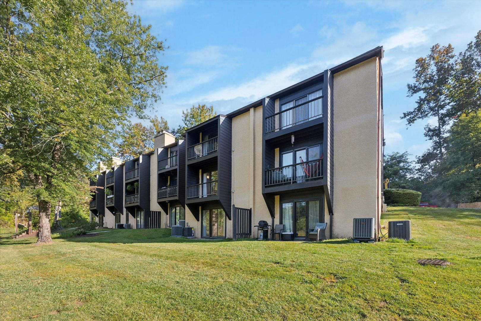 Available Immediately – Renovated 2B/1.5B Condo in Painter’s Crossing