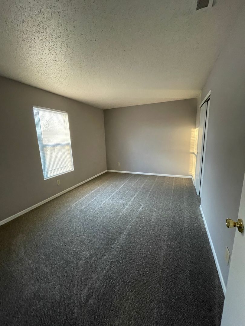 INDIANAPOLIS House: 8226 CRACKLING LN