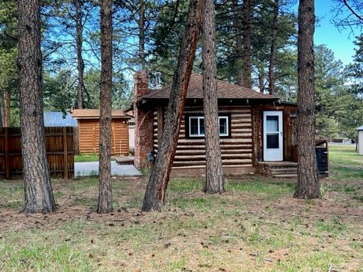 Darling studio cabin close to everything downtown!