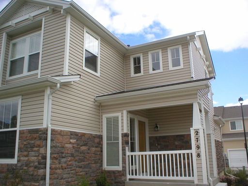 Spacious End-Unit Townhome in The Bluffs at Springs Ranch! Available August 17th! – photo 1