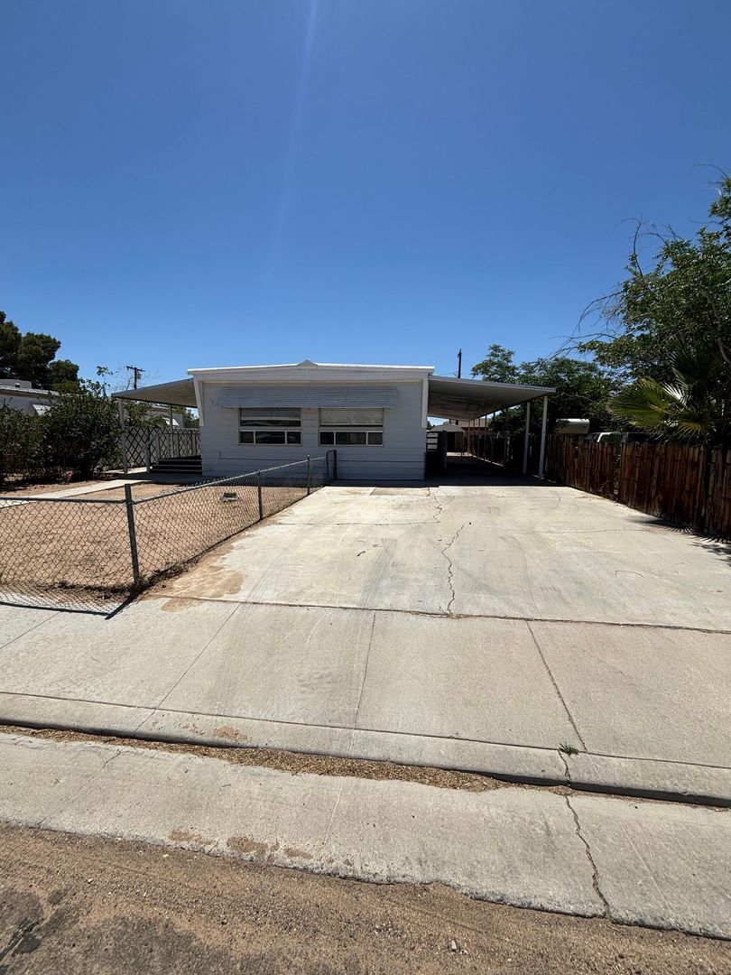 Ridgecrest House: 721 W Moyer Ave