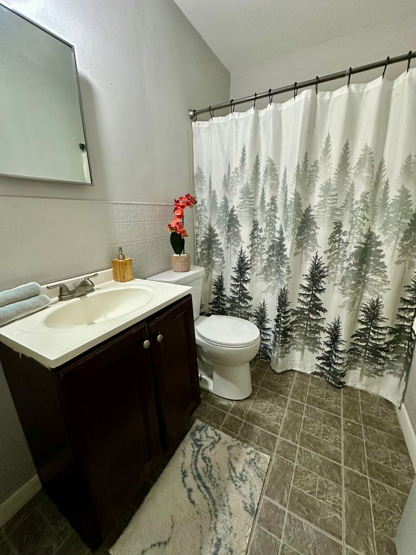 Waterloo Apartment: 321 E 1st St