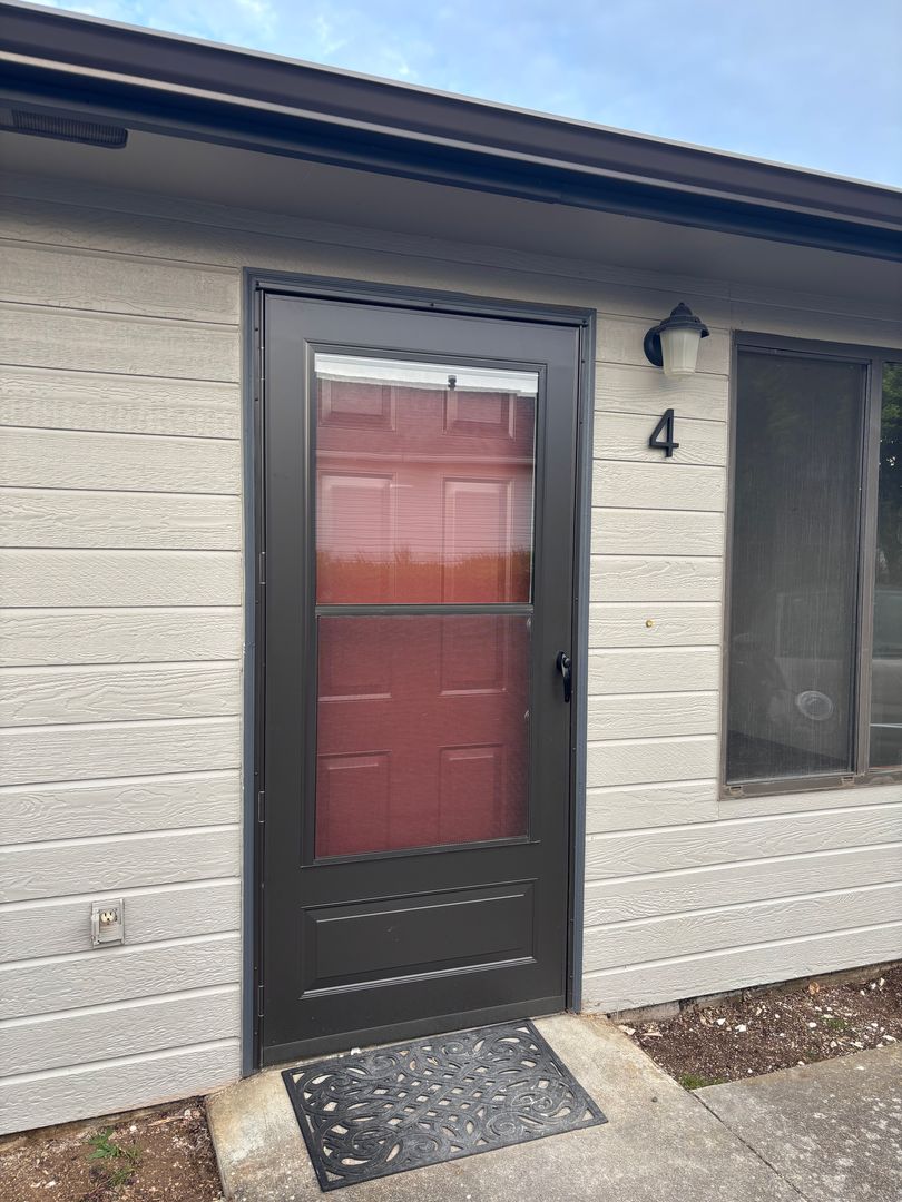 Dallas Apartment: 237 SE Clay St