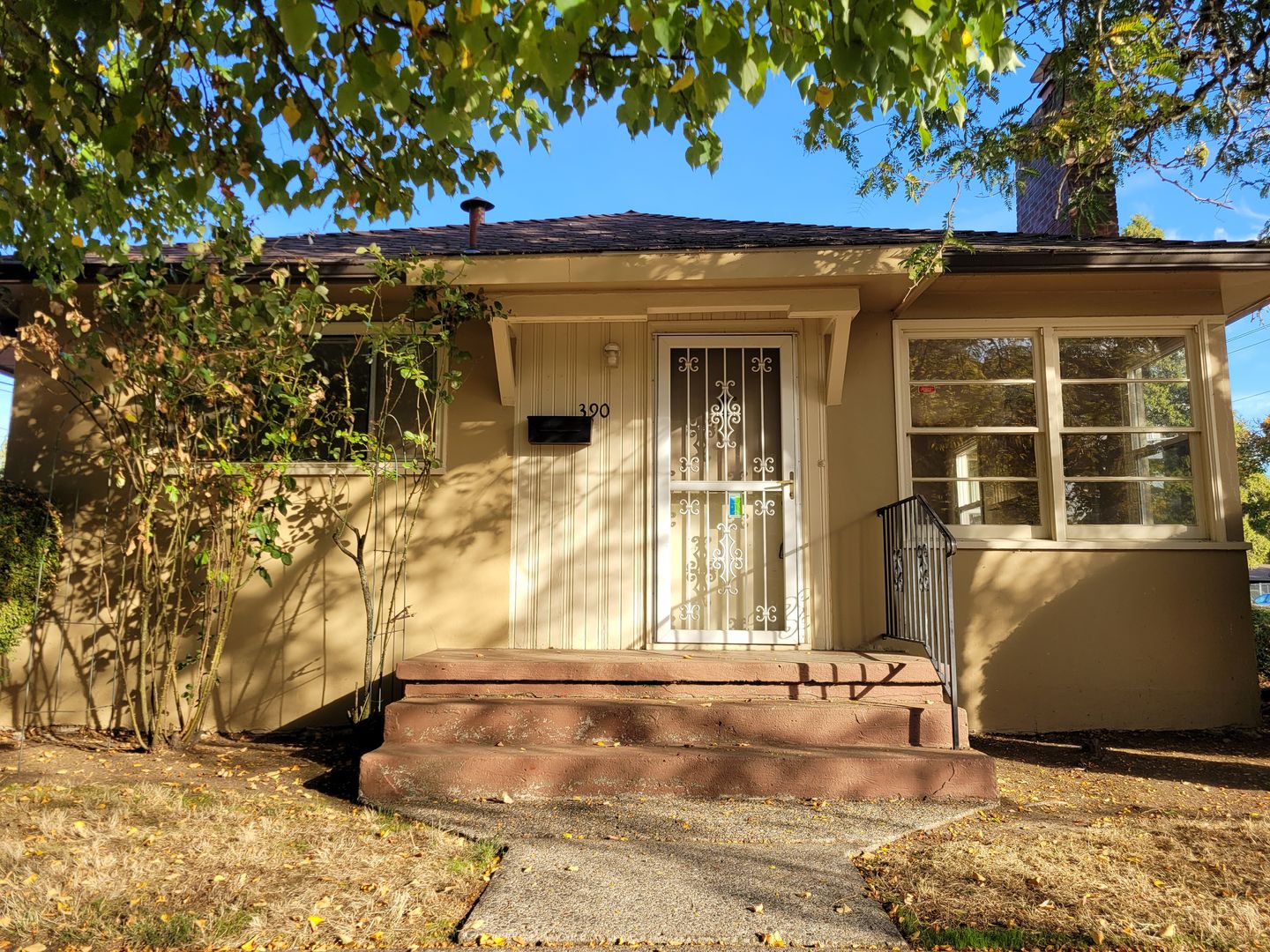 Salem Apartment: 390 15th St. SE