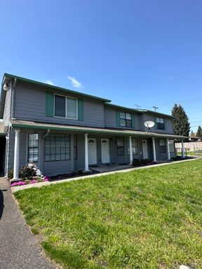 Nice 3 Bedroom 1 1/2 Bath Townhouse in Tacoma! – photo 1