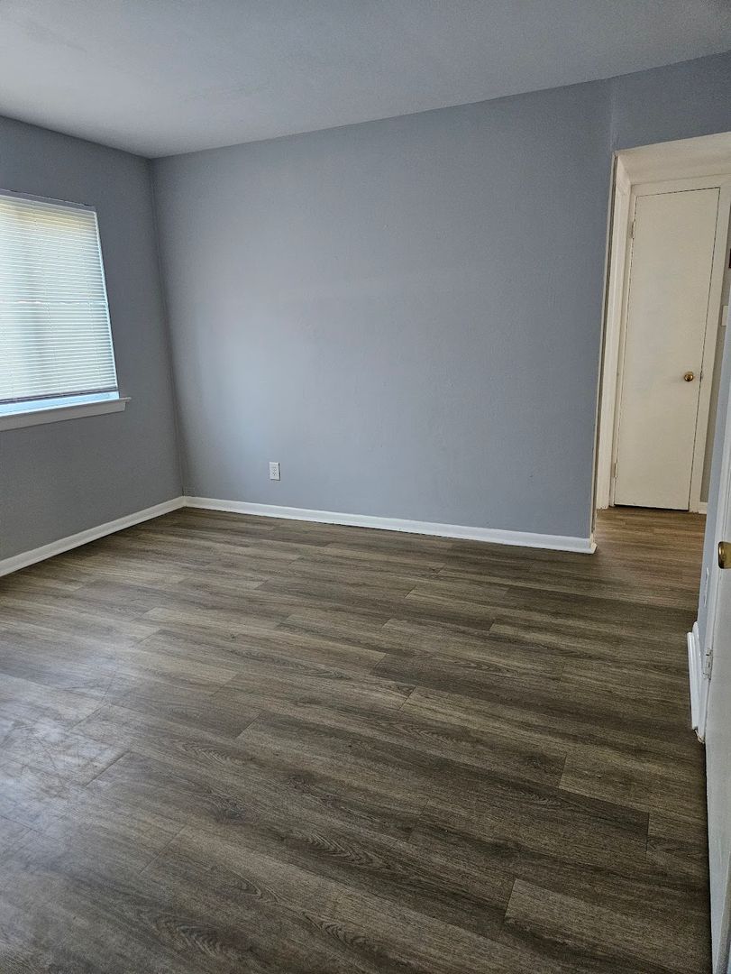 Remodeled Two Bedroom In Simonsdale 8 of 12