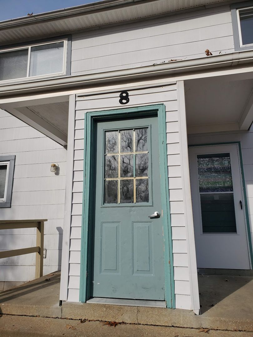 Remodeled Two Bedroom Apartment in Simonsdale 2 of 12