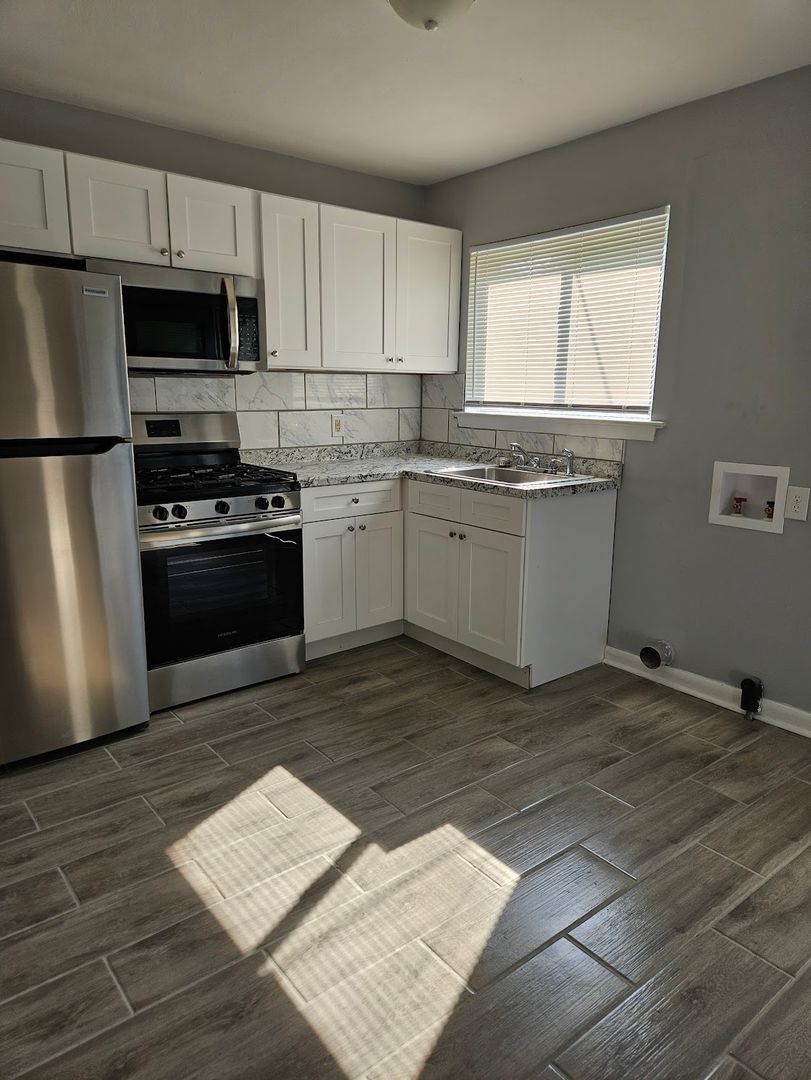 Remodeled Two Bedroom In Simonsdale 6 of 12
