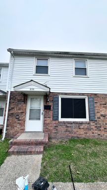 Spacious Two Bedroom Townhouse – photo 1