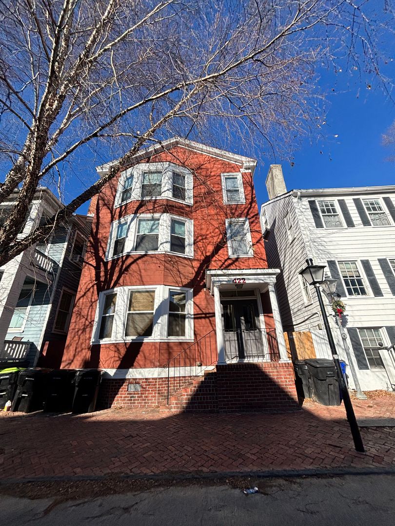 Portsmouth Apartment: 422 London St