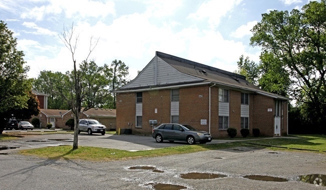 Portsmouth Apartment: 3607 Gum Road - Apt B