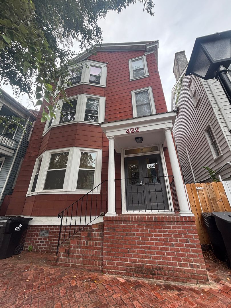 Portsmouth Apartment: 422 London St