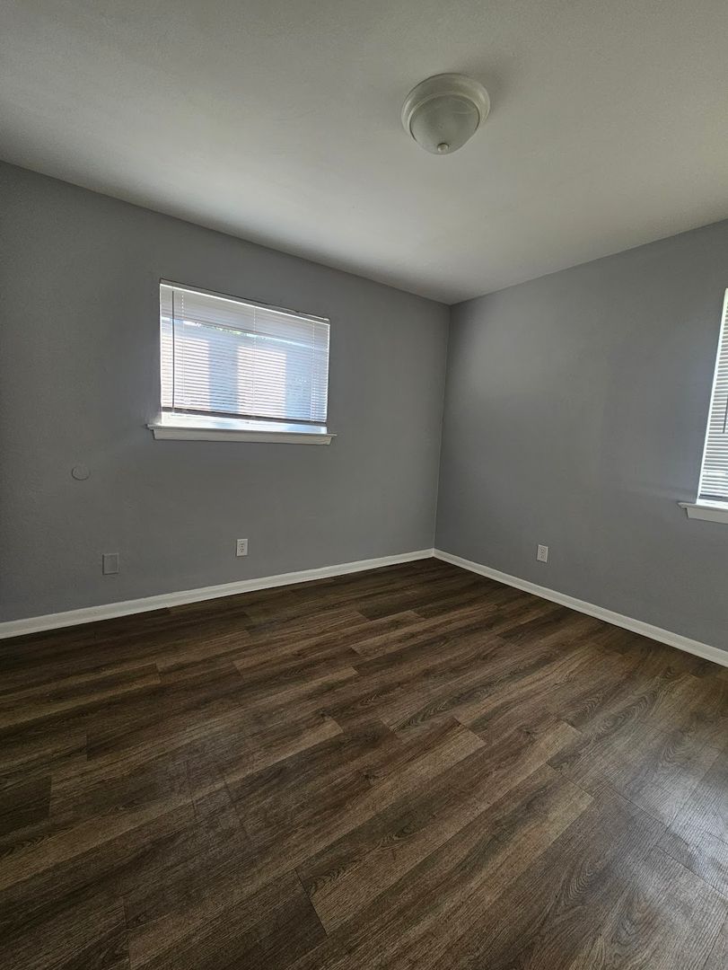 Remodeled Two Bedroom In Simonsdale 12 of 12