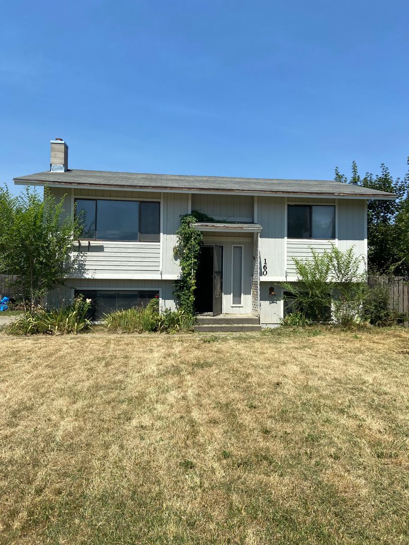 Kettle Falls House: 160 W 10th Ave