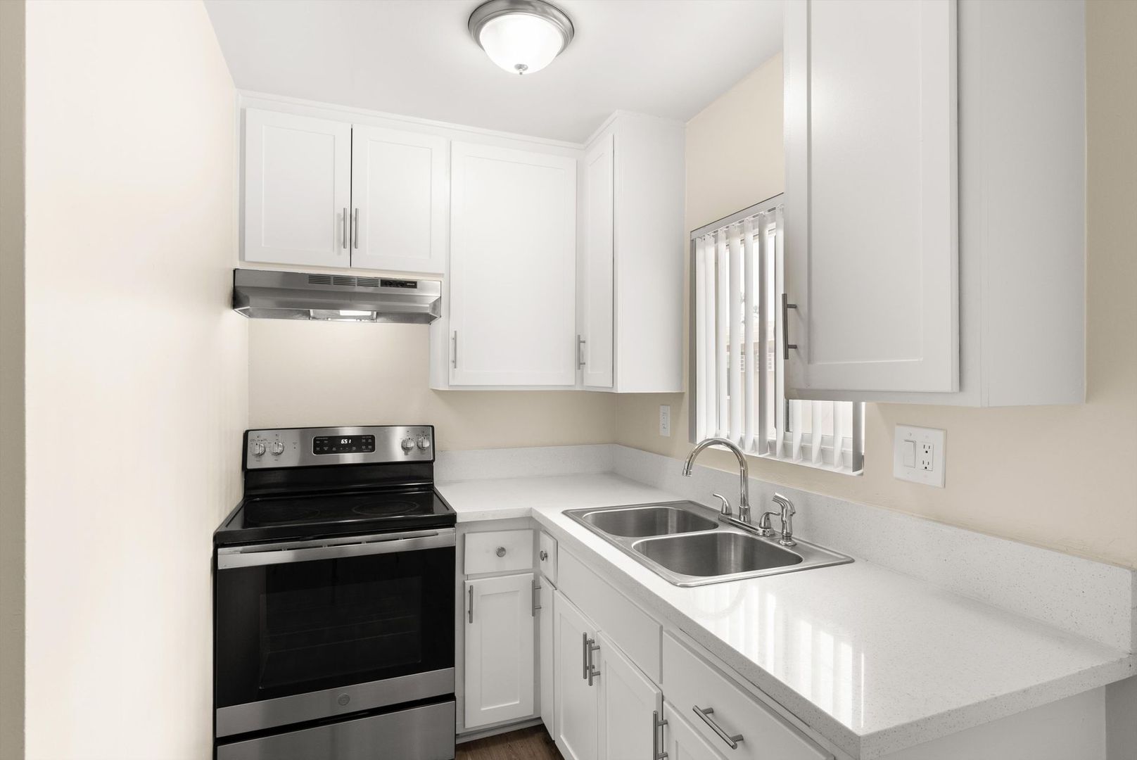 Van Nuys Apartment: 8123 Sepulveda Boulevard