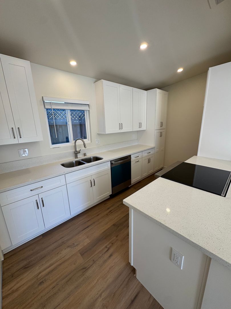 Costa Mesa Apartment: 263 East 21st Street