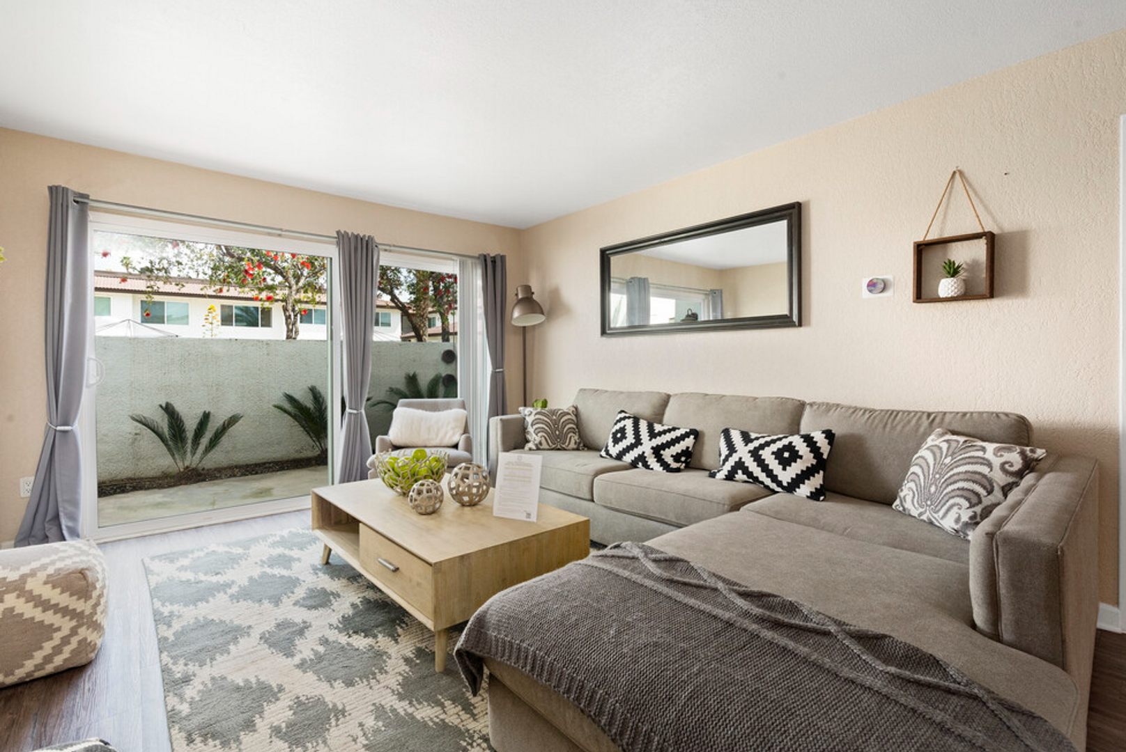 Riverside Apartment: 3996 Iowa Ave