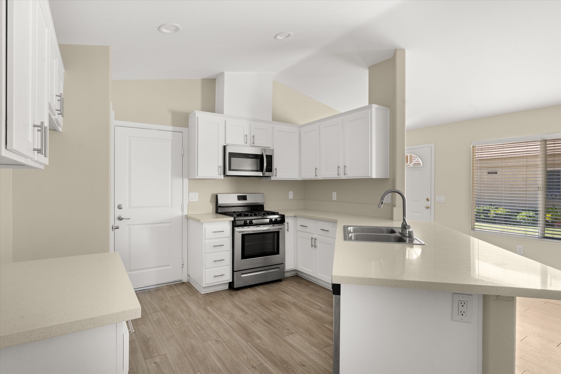 San Jacinto Apartment: 1775 S Santa Fe Ave