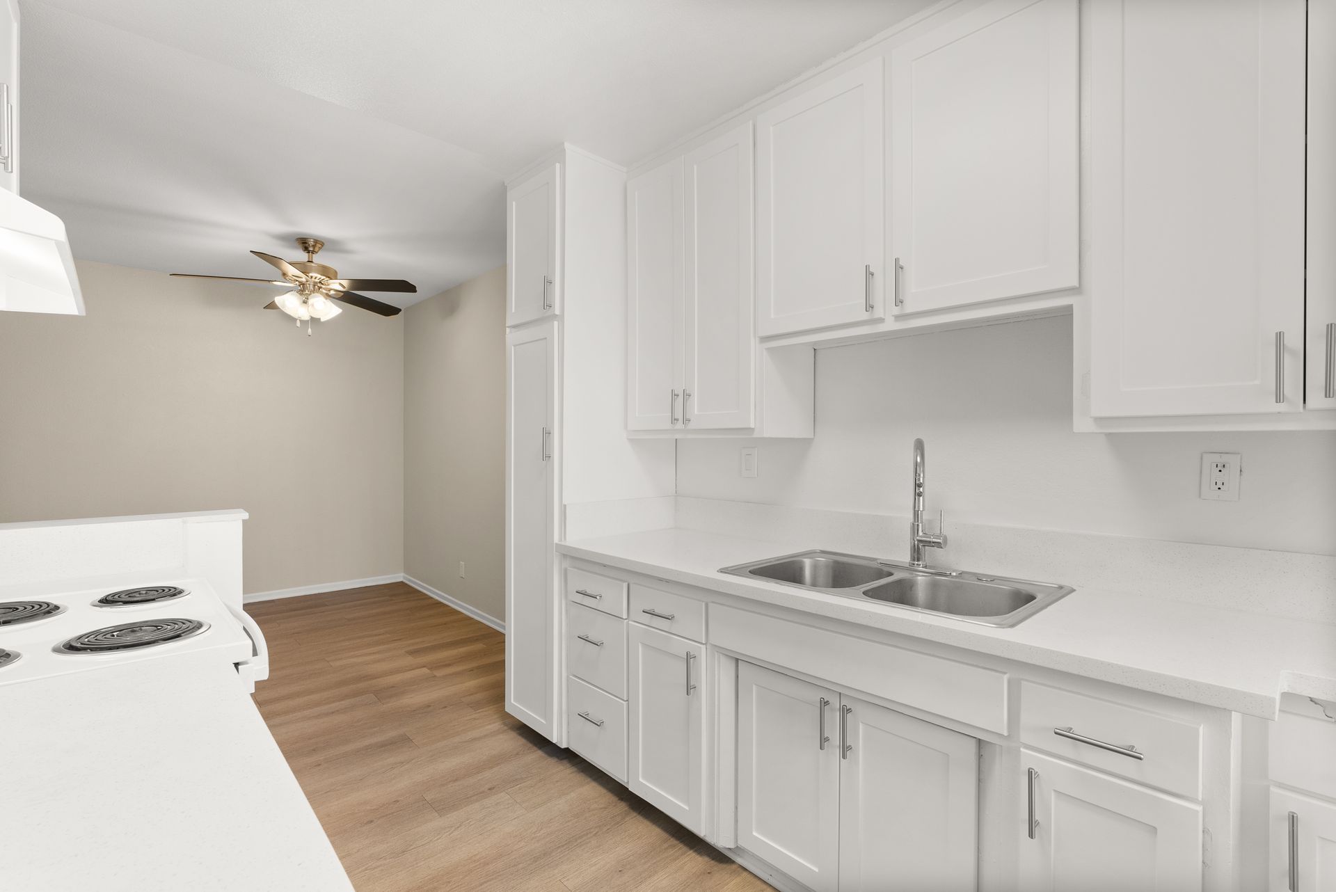 Riverside Apartment: 4112 Melrose Street