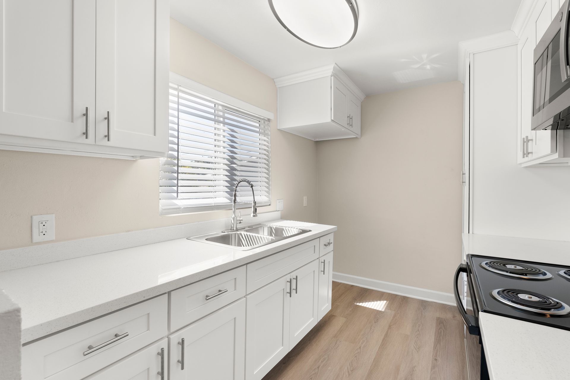 Riverside Apartment: 4166 Melrose Street