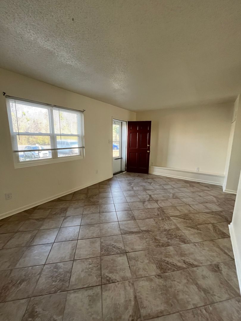 Washington Apartment: 940 Runyon Rd