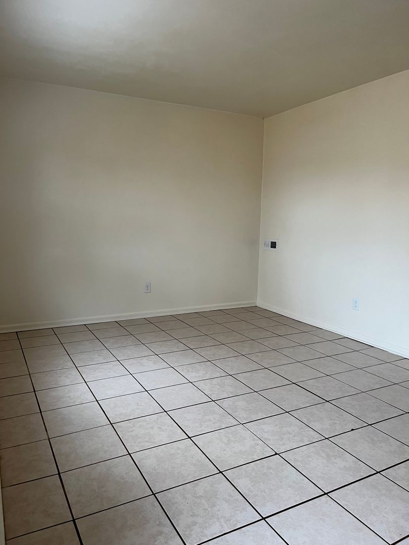 Washington Apartment: 940 Runyon Rd