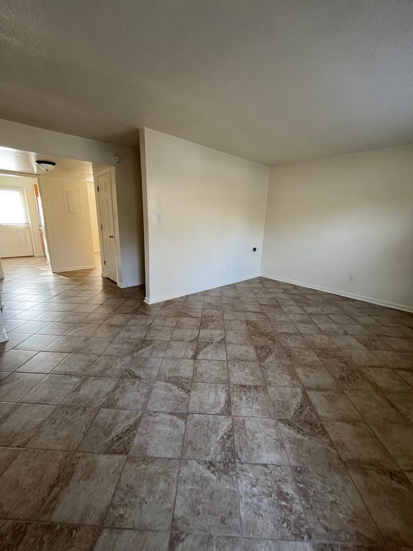 Washington Apartment: 940 Runyon Rd