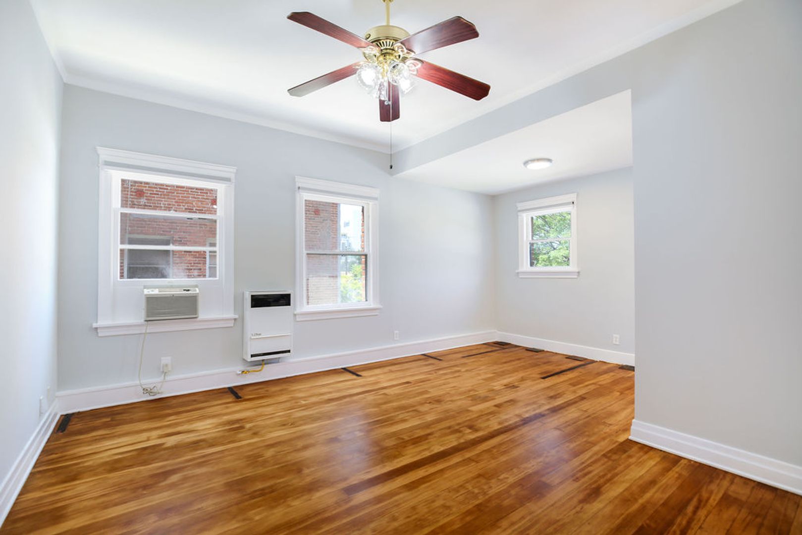 Los Angeles Apartment: 1611 Schrader Blvd