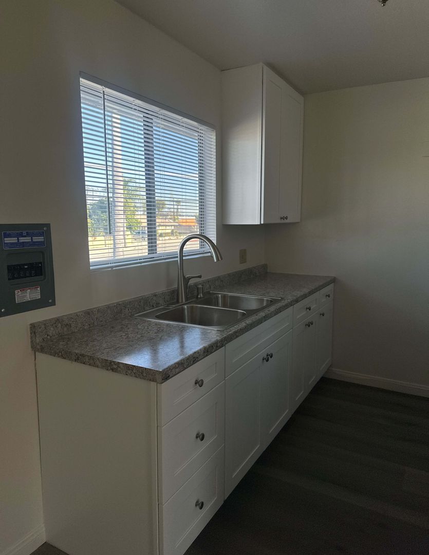 Bellflower Apartment: 10522 Artesia Blvd