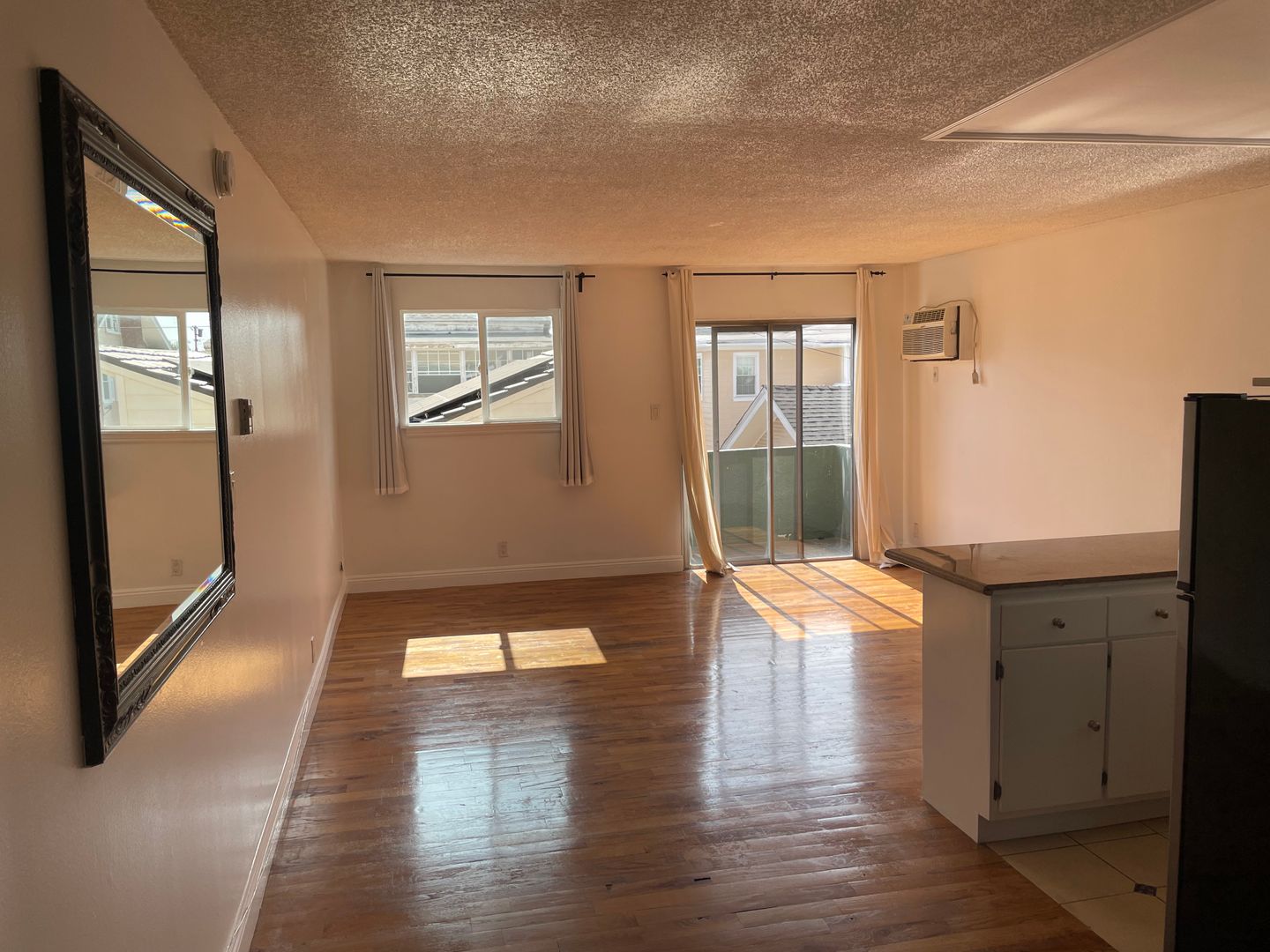 Los Angeles Apartment: 439 S Hobart Blvd