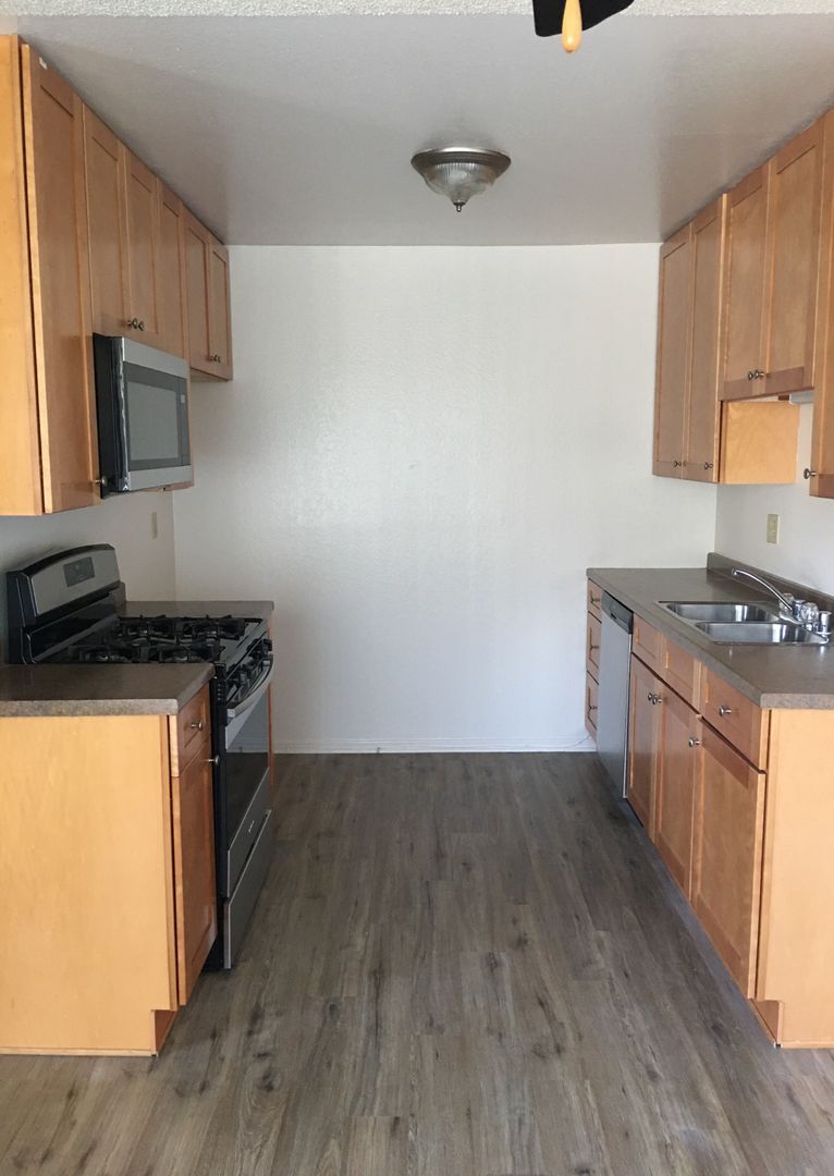 Bellflower Apartment: 9345 Cedar St