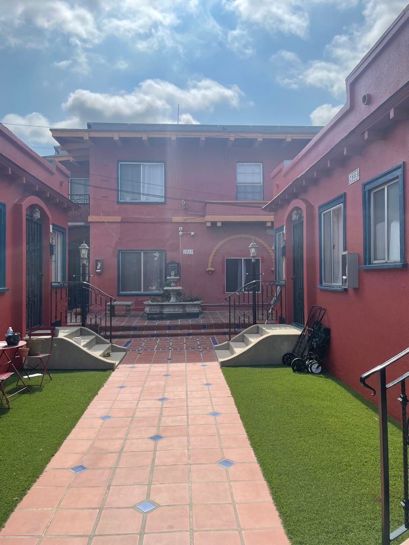 Los Angeles Apartment: 2801 S Budlong Ave