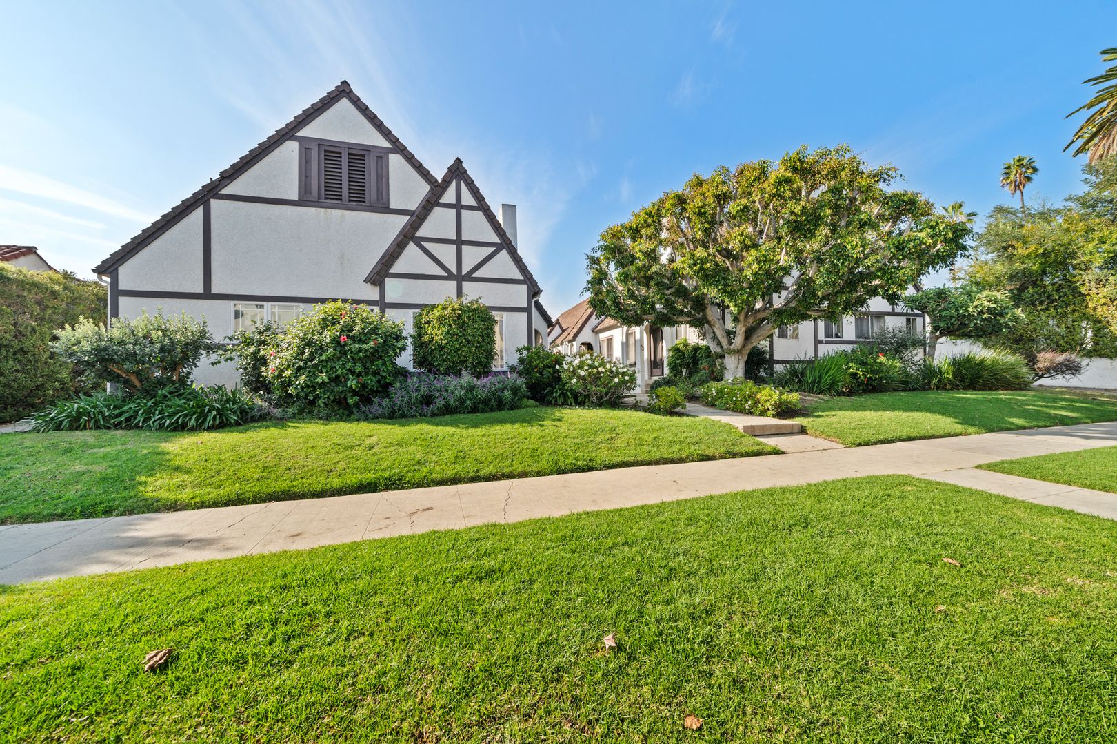 Los Angeles Apartment: 843 - 849 1/2 N Poinsettia Pl